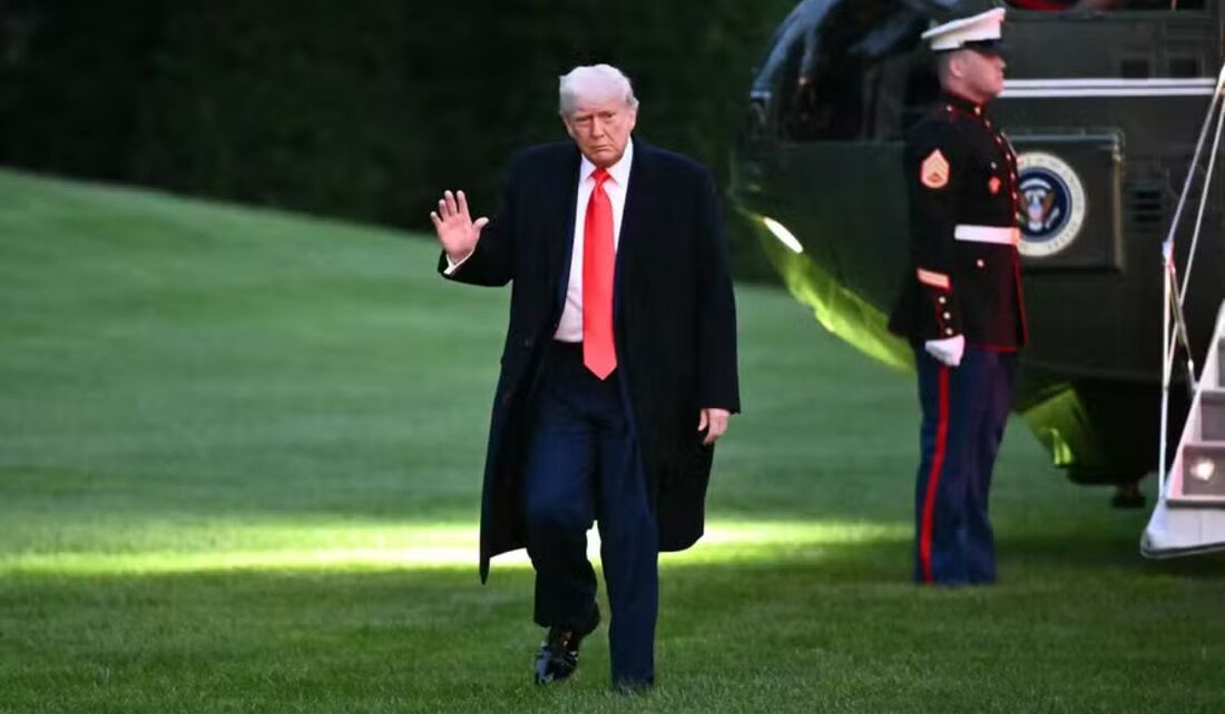 O presidente dos EUA, Donald Trump, desce do Marine One no gramado sul da Casa Branca