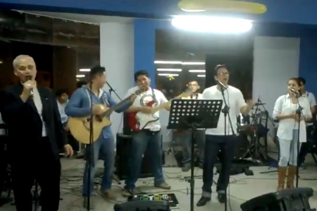 Vídeo antigo do papa Leão XIV cantando Feliz Navidad, em 2014, viraliza na internet.