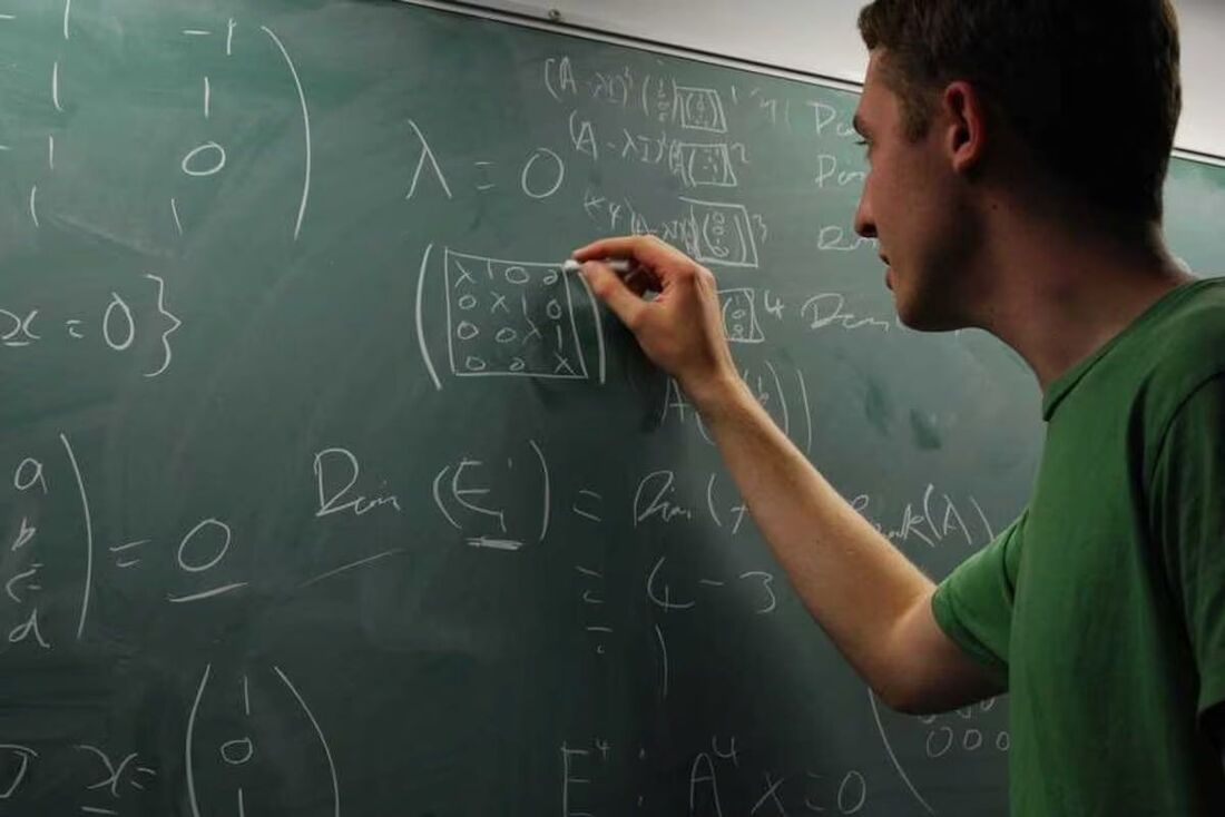 A formação de professores por meio das Licenciaturas segue tendo 50% de carga presencial obrigatória.