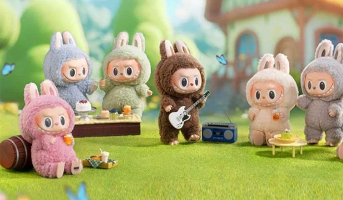 As bonecas Labubu tem inspiração no folclore nórdico, com orelhas pontudas, dentes afiados e expressão travessa