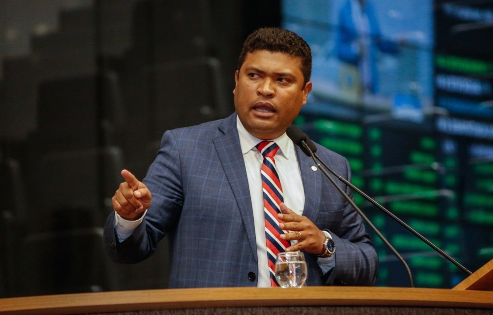 Deputado Joel da Harpa em plenário.