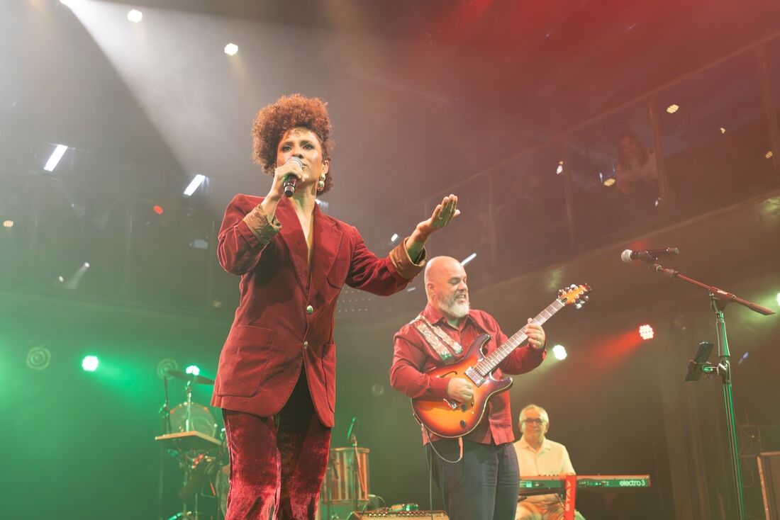 Revoredo e Gabi da Pele Preta se apresentam juntos em circulação no Sudeste