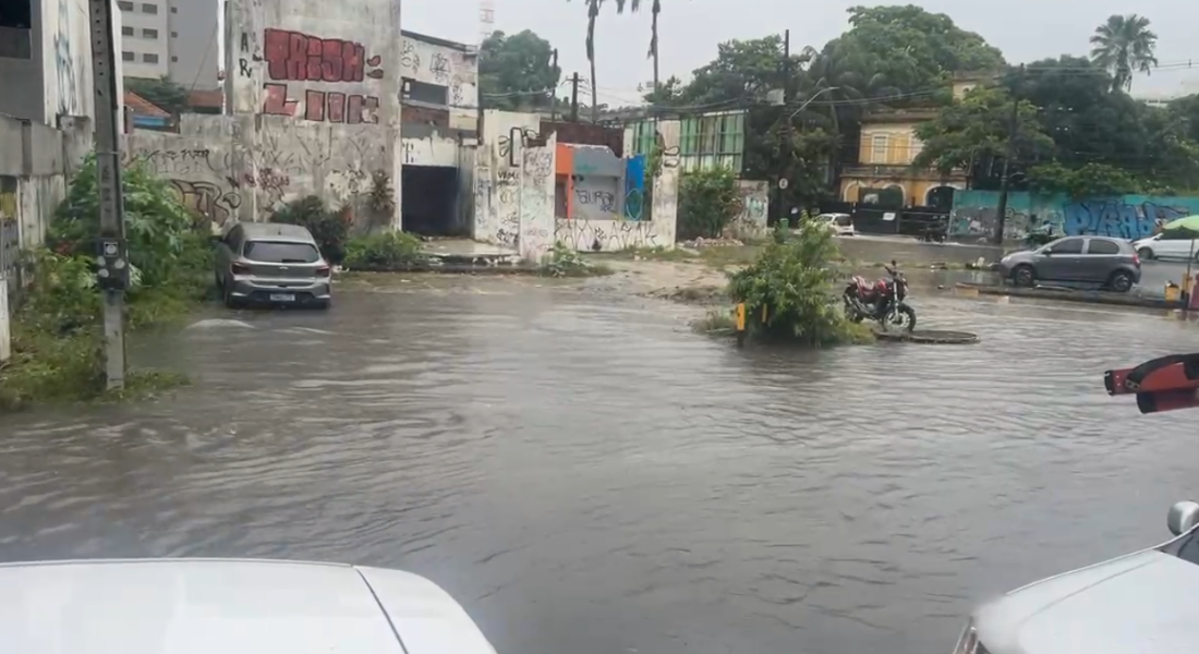 Alagamento na Boa Vista, em dia de chuvas no Recife