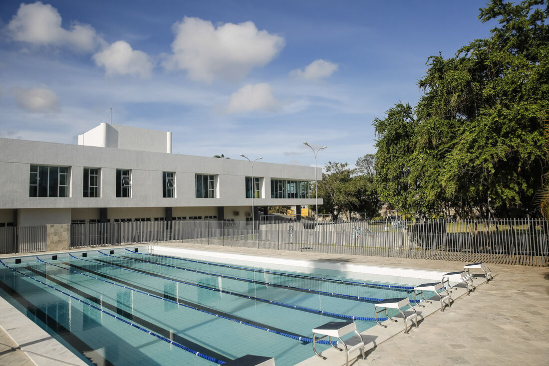 As aulas gratuitas de natação e hidroginástica vão ser realizadas durante o período da noite no Compaz Ariano Suassuna