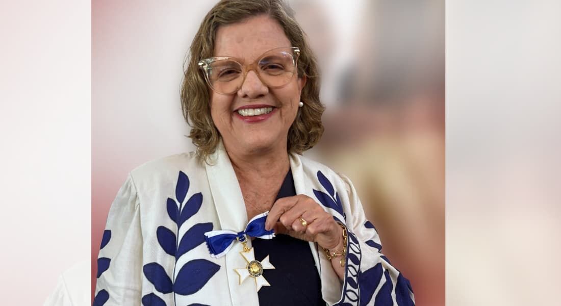 Teresa Leitão recebe uma das maiores honrarias brasileiras