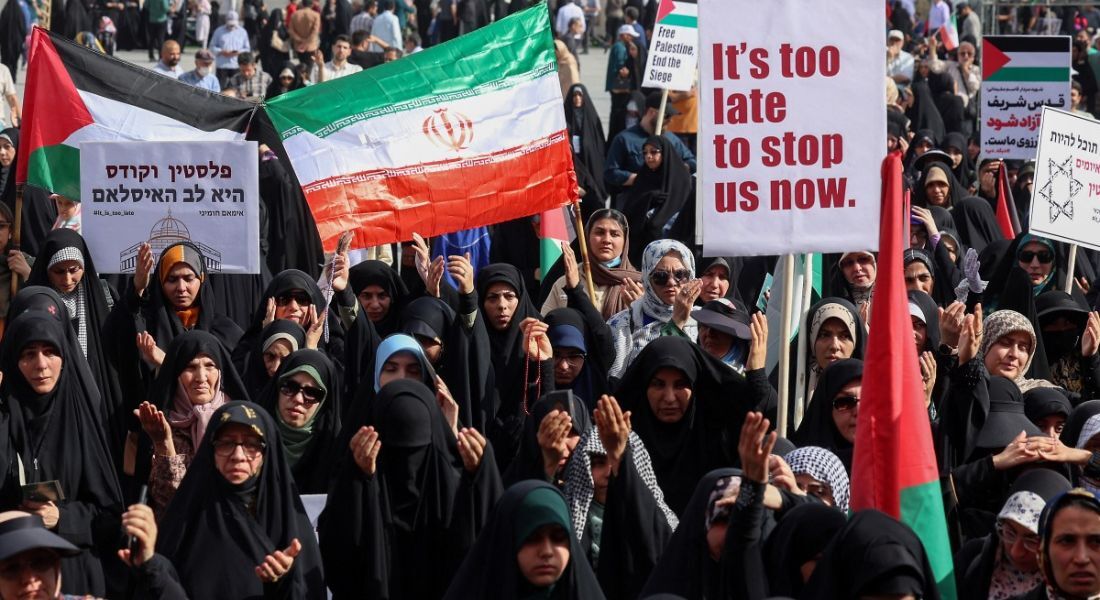 Iranianas seguram bandeiras e cartazes durante um protesto pró-Palestina em Teerã, nesta sexta (2)