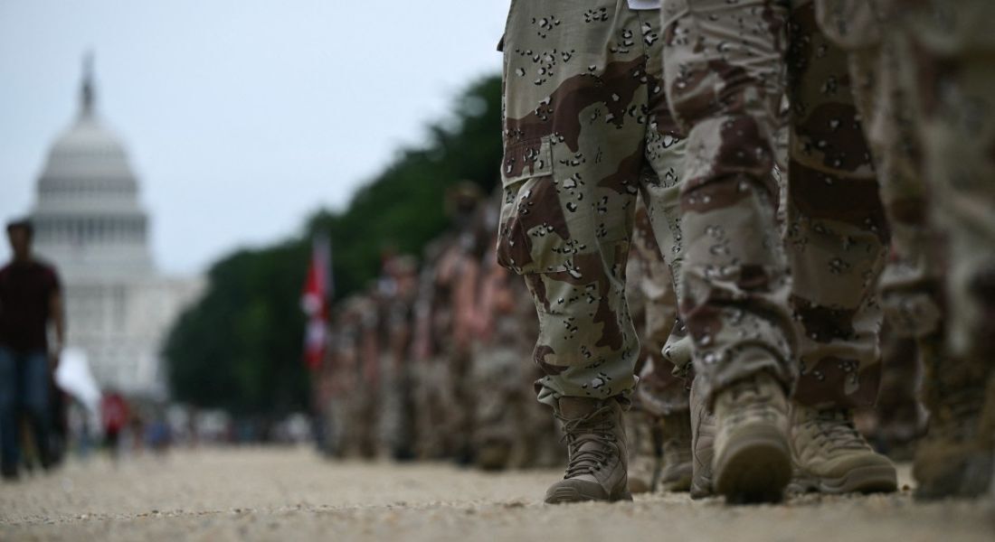 Pessoas vestindo uniformes militares chegam ao desfile do Dia Nacional da Memória, realizado pelo Centro de Veteranos Americanos em Washington, D.C., no Dia da Memória, 27 de maio de 2024