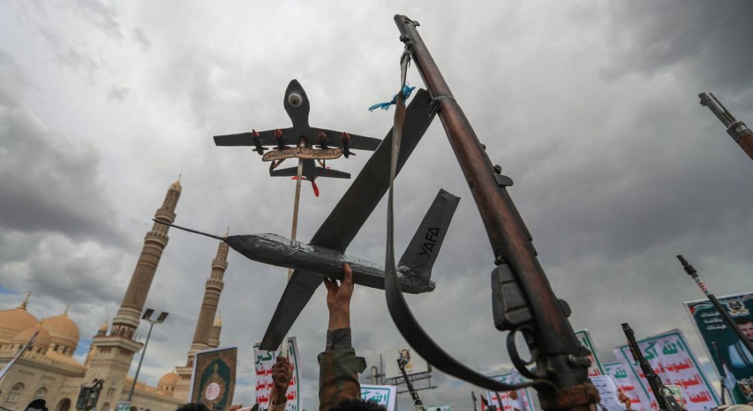 Iemenitas brandem réplicas de drones e rifles tradicionais durante protesto em solidariedade aos palestinos e à Faixa de Gaza e em condenação a Israel e aos EUA, na capital Huthi, Sanaa, nesta sexta, 2 de maio de 2025