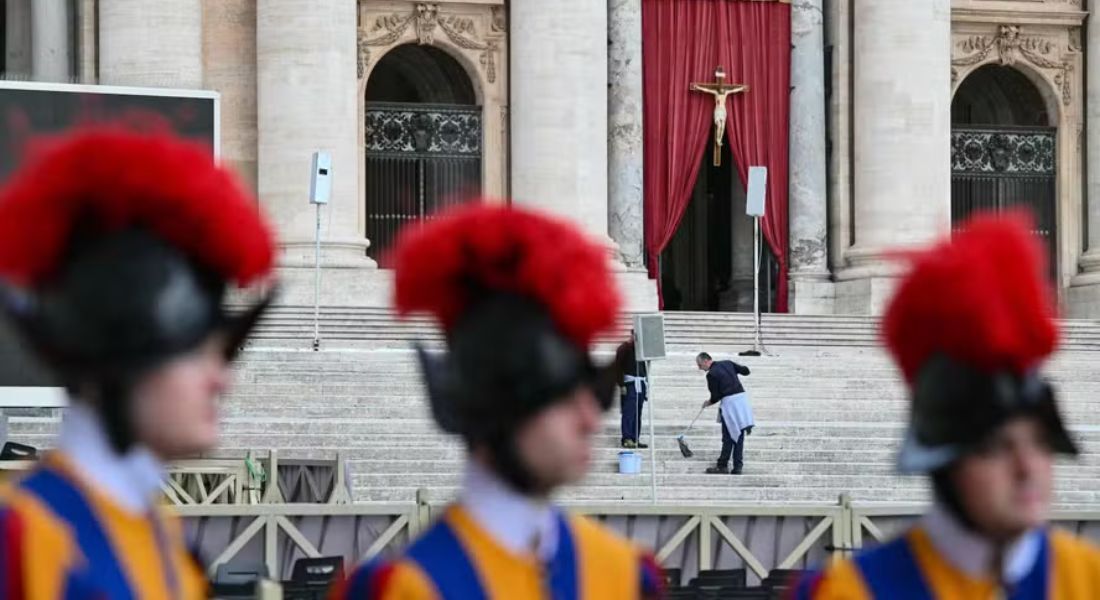 Guarda Suíça monta guarda em frente à Basílica de São Pedro, no Vaticano, antes da chegada do corpo de Francisco