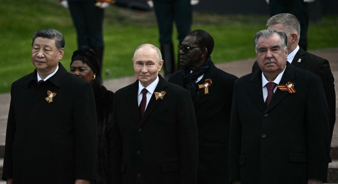 Xi Jinping (esq) ao lado de Putin (centro)