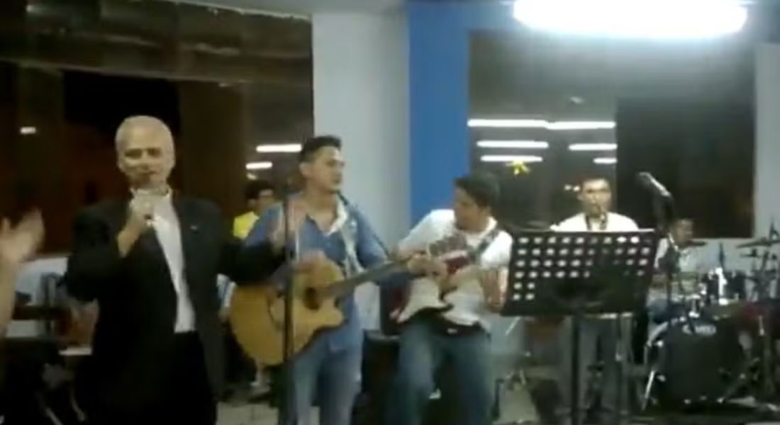 Vídeo de Leão XIV cantando 'Feliz Navidad' ao lado de jovens no Peru viraliza após conclave