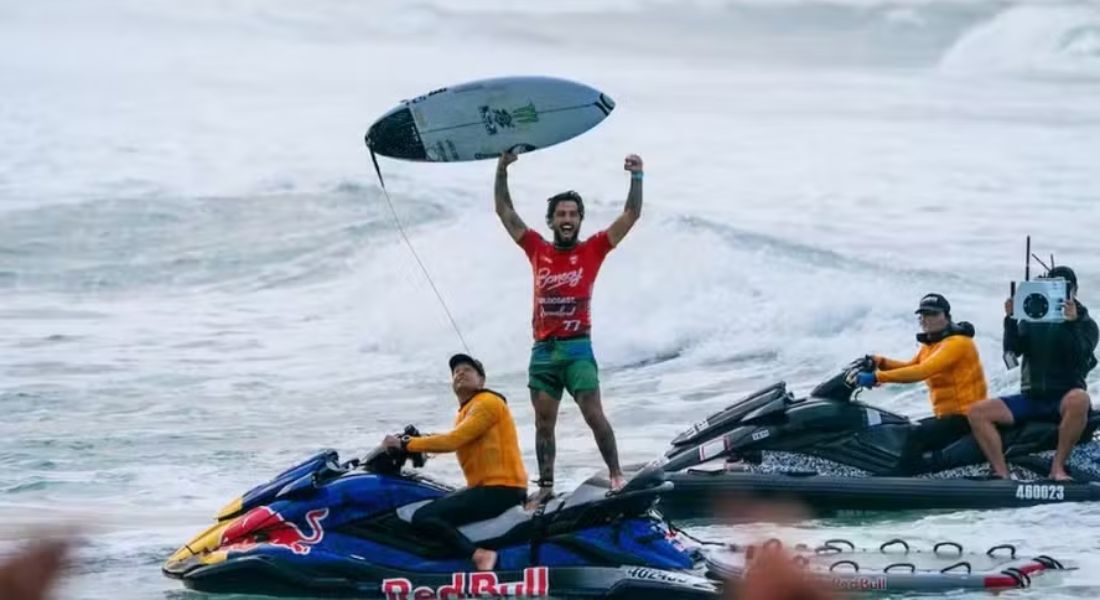Brasileiro Filipe Toledo comemora vitória em Gold Coast, na sua volta ao circuito profissional 