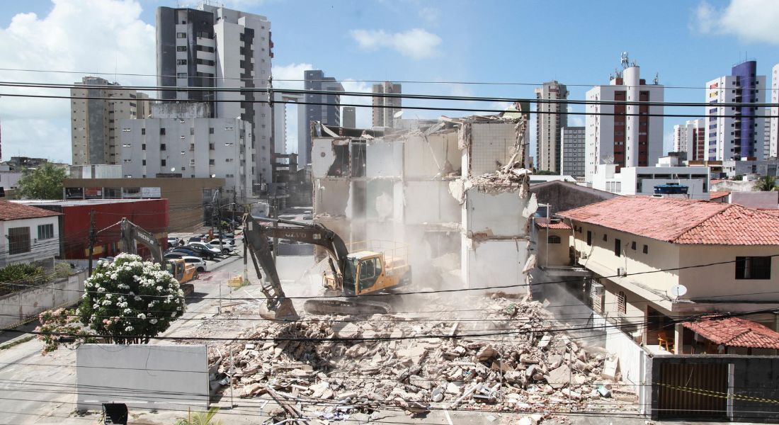 Começa demolição do Edifício Kátia Melo, em Piedade
