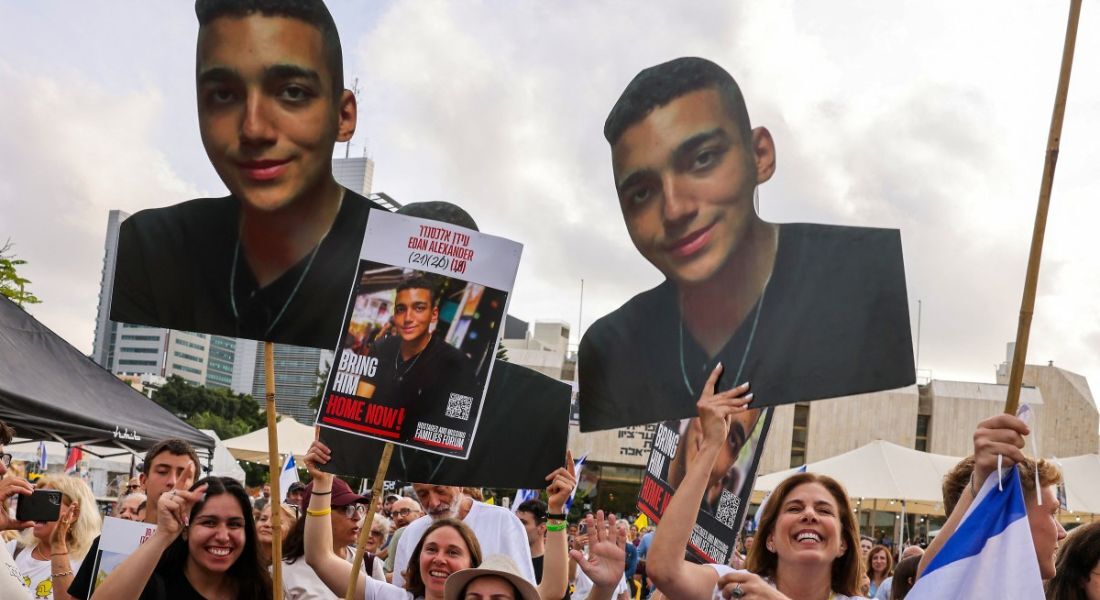 Israelenses comemoram, a Praça dos Reféns em Tel Aviv, a libertação de Edan Alexander, refém israelense-americano na Faixa de Gaza desde outubro de 2023