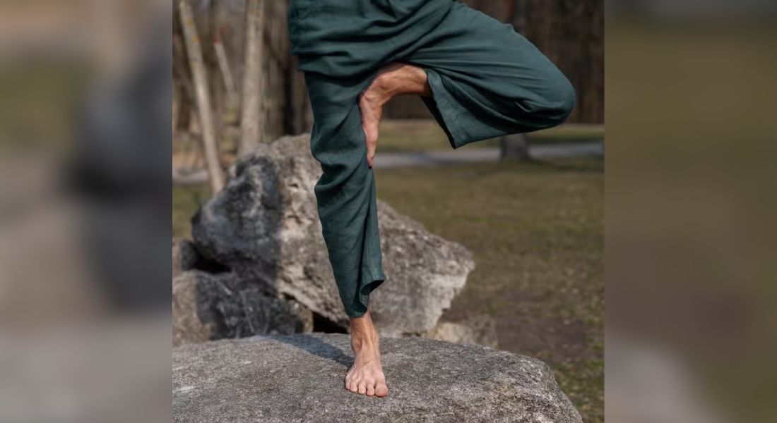 Um dos exercícios é se manter em equilíbrio enquanto faz pequenos objetivos durante o dia, como escovar os dentes