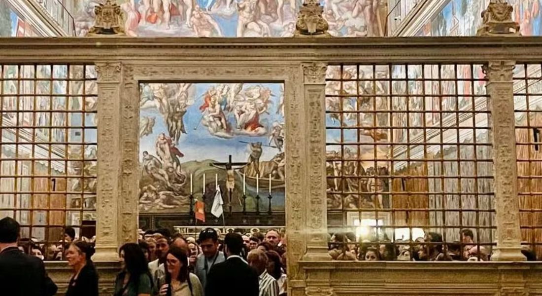 Para dar vazão ao público na Capela Sistina, a segurança precisou adotar um esquema de pare e siga