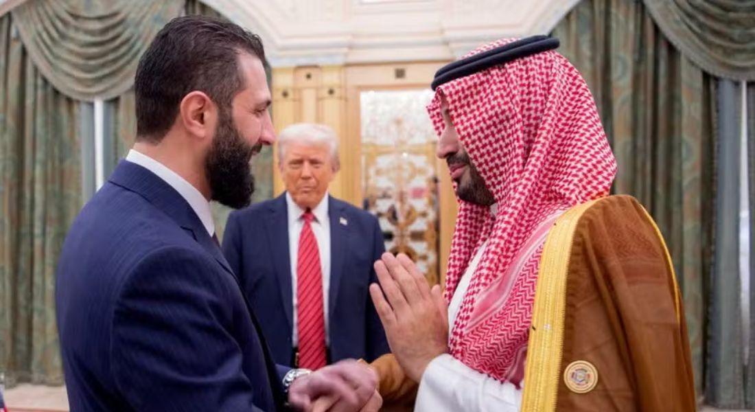Príncipe saudita Mohammed bin Salman cumprimenta líder sírio Ahmed al-Sharaa observados pelo presidente dos EUA, Donald Trump, na Arábia Saudita 