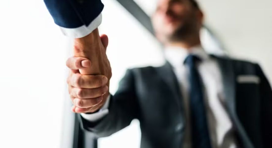 As três frases que as pessoas inteligentes usam para negociar, de acordo com a IA