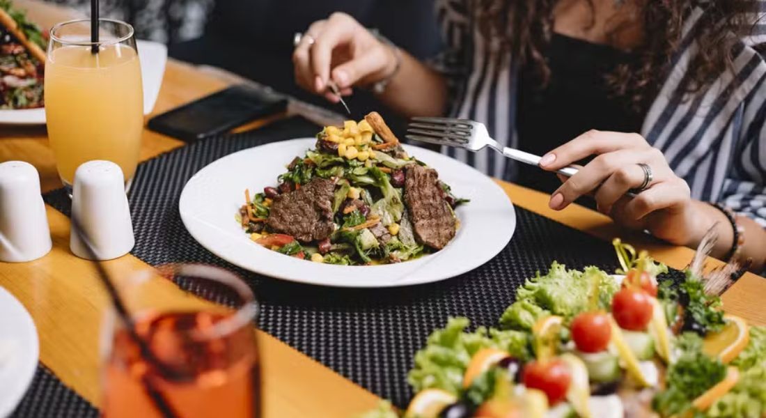 Mulheres precisam de mais proteína na menopausa? Especialista responde