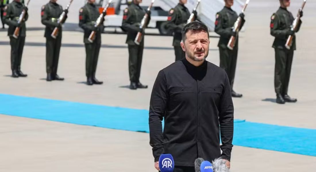 O presidente da Ucrânia, Volodymyr Zelensky, ao desembarcar em Ancara