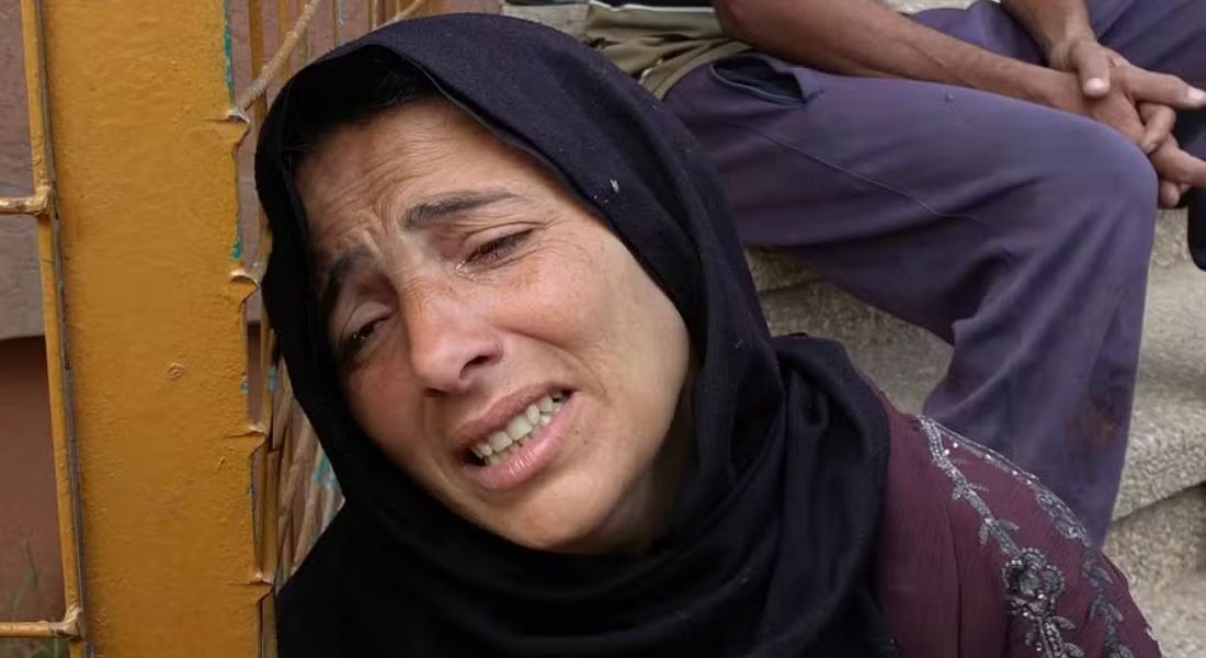 Mulher chora a morte de familiar durante bombardeio israelense em Khan Younis