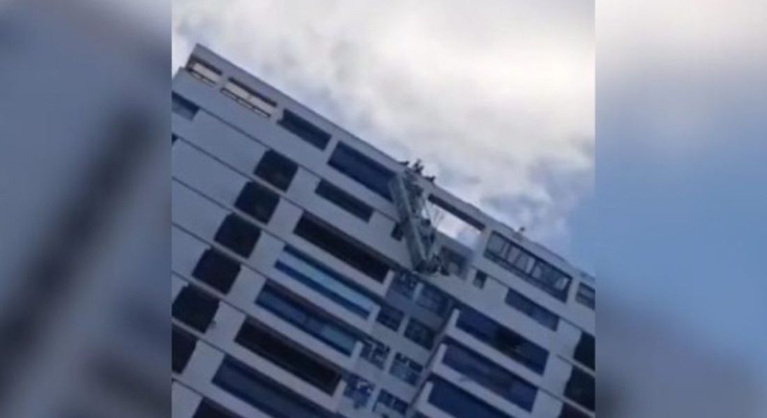 Andaime cede e deixa dois operários suspensos em prédio na Barra da Tijuca, no Rio: veja vídeo