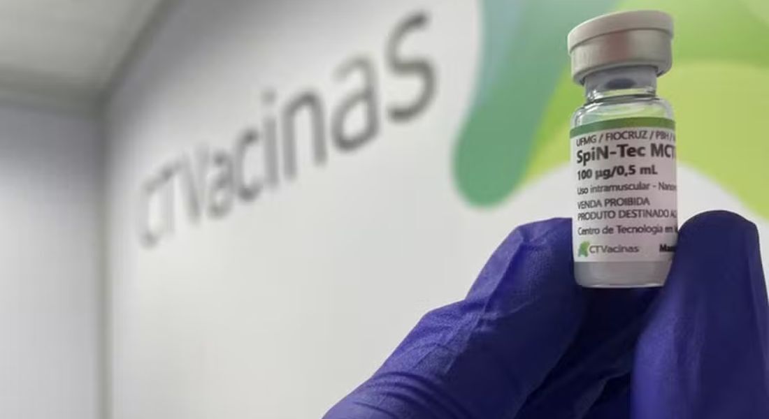Frasco da SpiN-TEC, primeira vacina brasileira contra o coronavírus que avança nos estudos clínicos