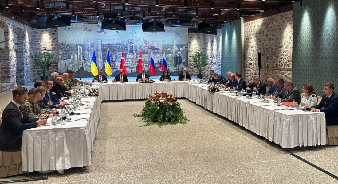 Membros das delegações ucraniana (E) e russa (D) participando da reunião no escritório presidencial turco em Dolmabahçe, em Istambul