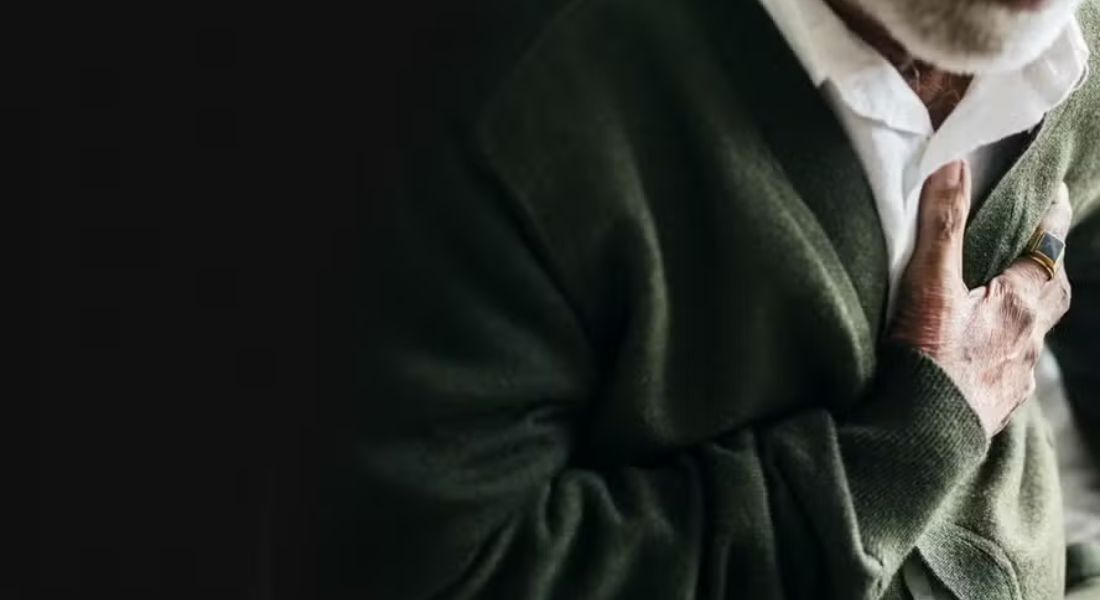 Homem com dor no coração