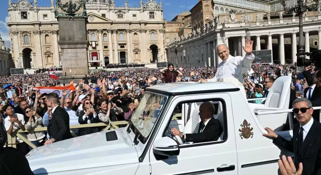 Elétrico e luxuoso: conheça o papamóvel de Leão XIV