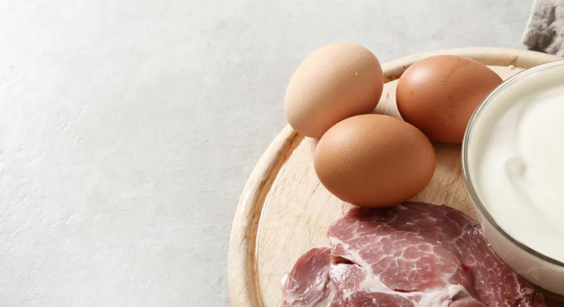 A fonte natural na dieta da vitamina B12 restringe-se a alimentos de origem animal, especialmente leite, carne e ovos