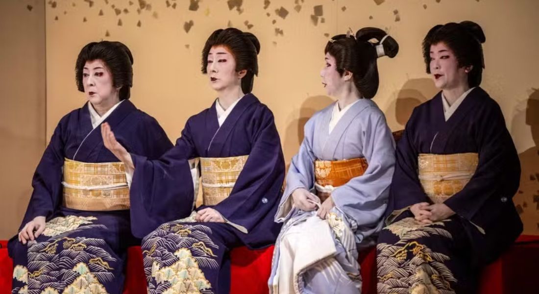 Espetáculo centenário reúne as últimas gueixas do Japão em Tóquio