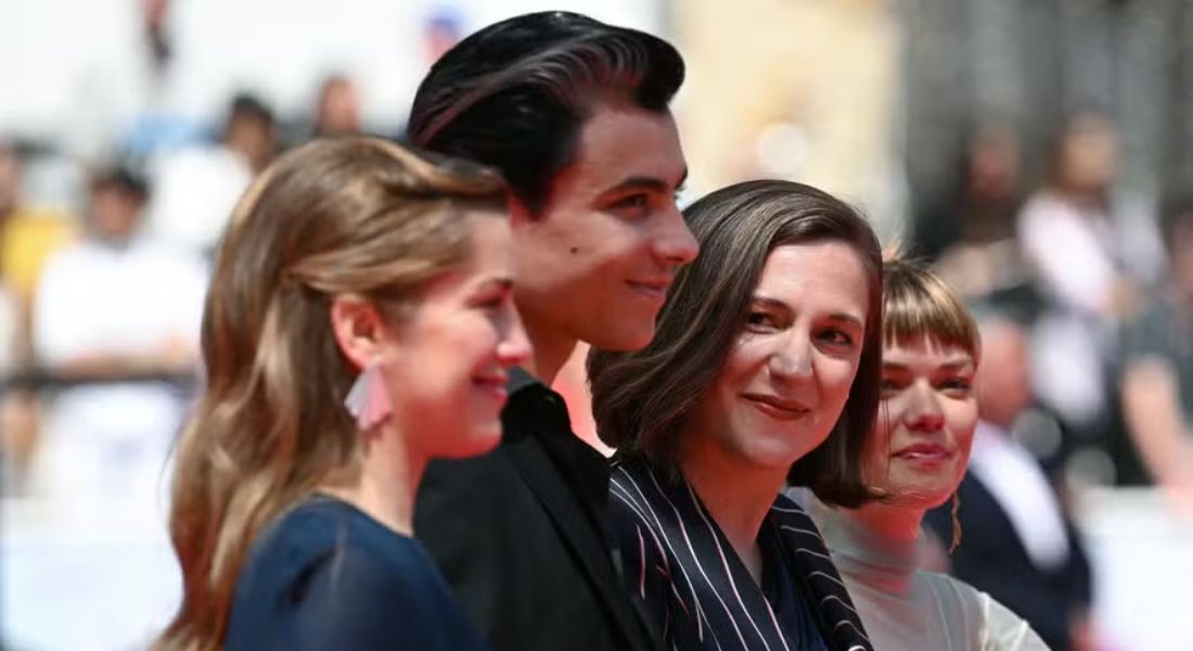 Produtora Tania Zamora, ator Mitch Robles, diretora Carla Simon e atriz Llucia Garcia apresentam 'Romeria' no Festival de Cannes 