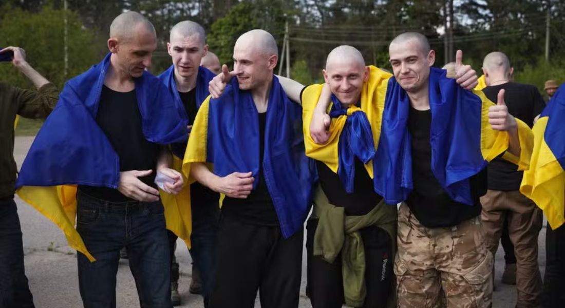 Prisioneiros ucranianos posam após troca com a Rússia, a maior desde o início da guerra, iniciada em 2022