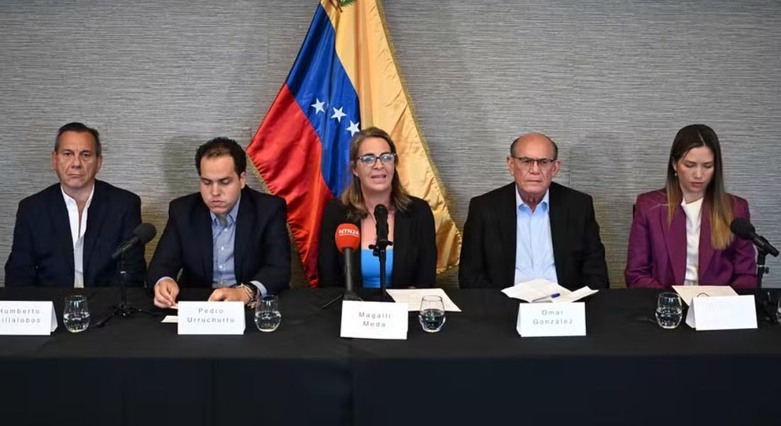 Humberto Villalobos (E para D), Pedro Urruchurtu, Magallí Meda, Omar González, e Claudia Macero, opositores venezuelanos resgatados de embaixada em Caracas, em entrevista coletiva em Washington