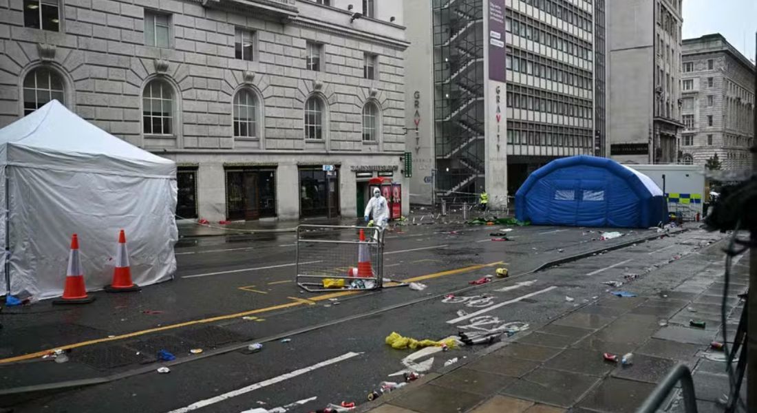 Investigadores trabalham no local onde veículo avançou contra multidão que celebrava o título do Liverpool, na segunda-feira (26)