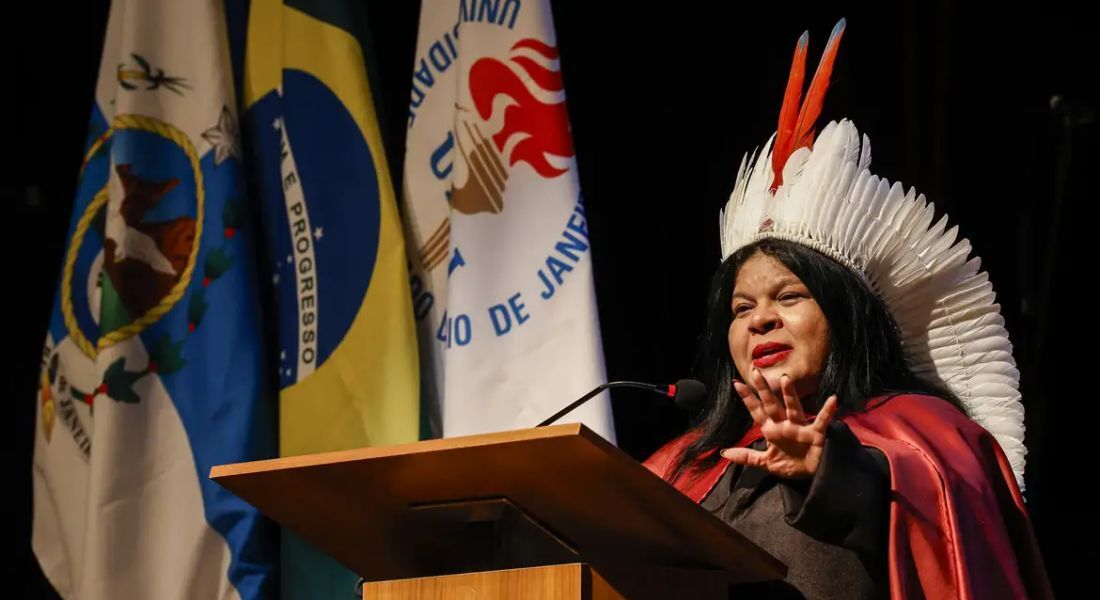 Sonia Guajajara é a primeira indígena doutora honoris causa da Uerj