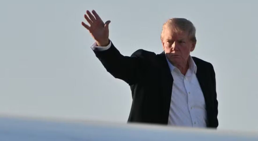 Donald Trump embarca no avião presidencial na Flórida para retornar a Washington