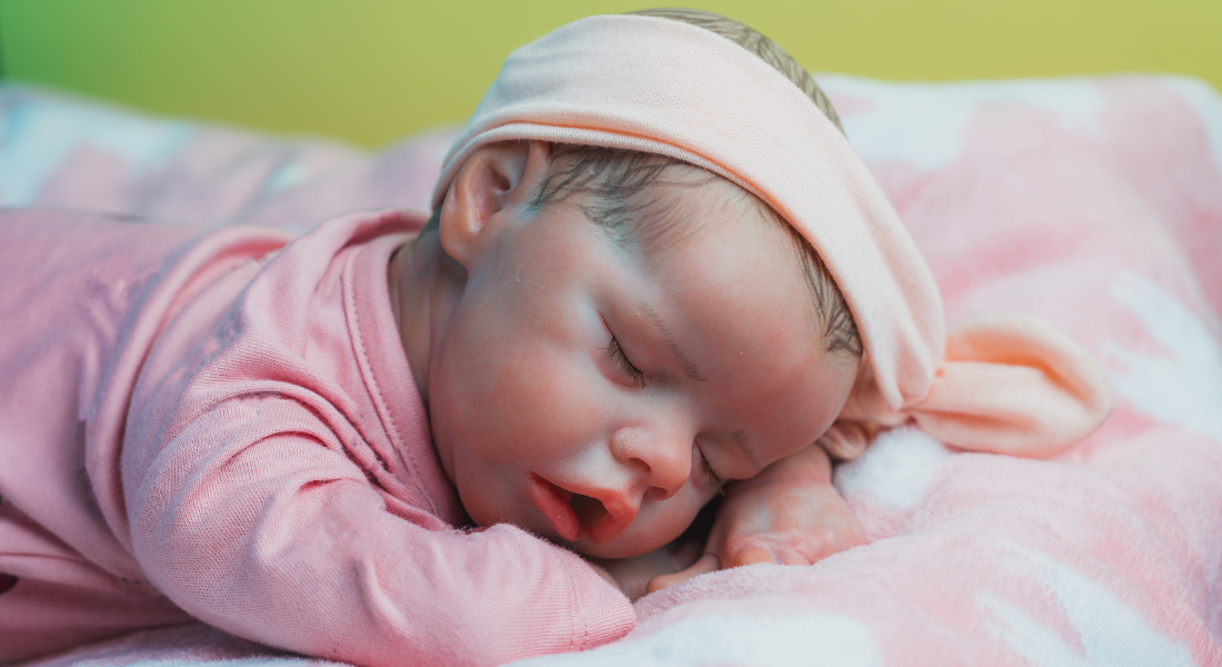 Bebês reborn são bonecos feitos à mão com técnica realista