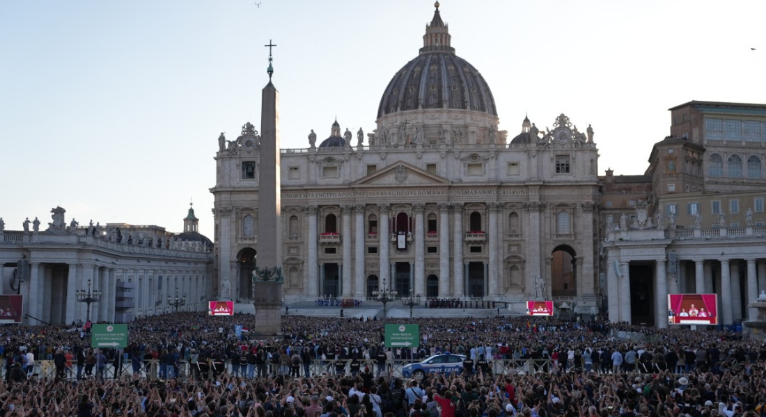Fiéis na Praça de São Pedro no anúncio do papa Leão XIV
