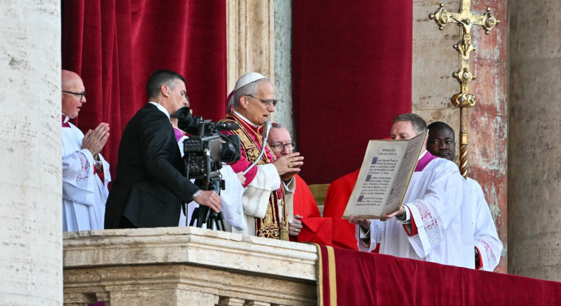 Papa Leão XIV fala pela primeira vez na sacada da Basílica de São Pedro