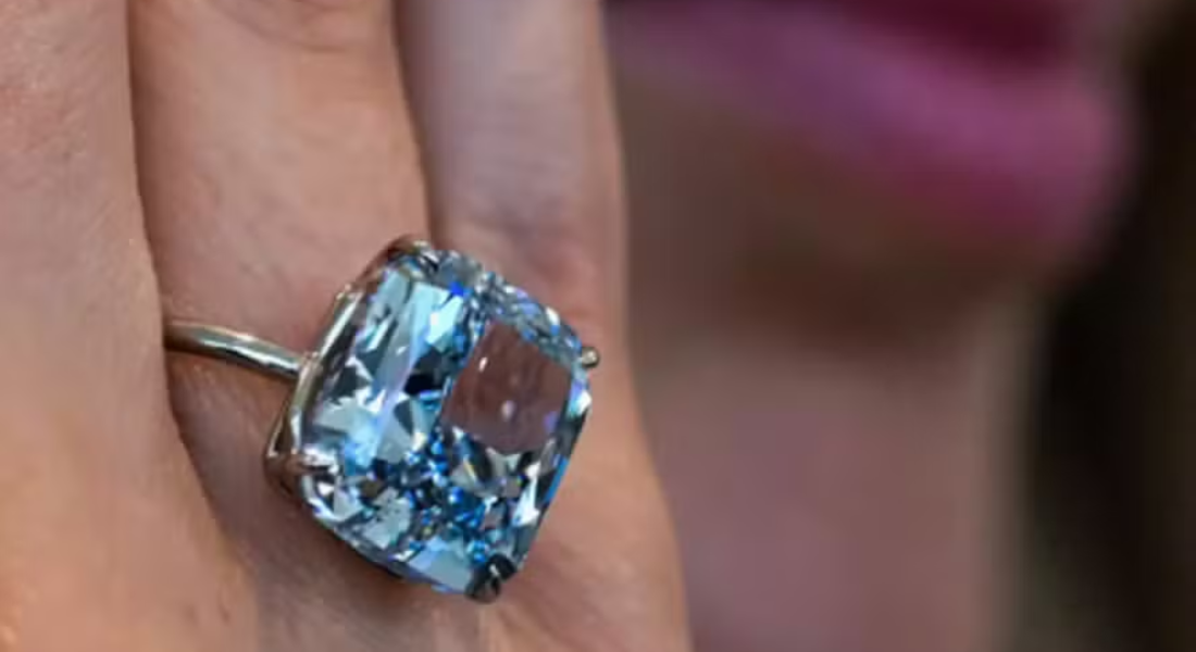 Diamante azul 'excepcionalmente raro' que roubou a cena em exposição é vendido por R$ 120,9 milhões