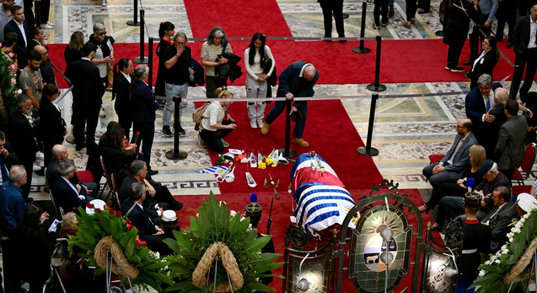 Pessoas prestam as últimas homenagens ao ex-presidente uruguaio José