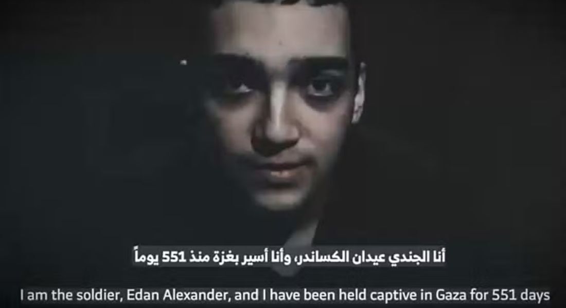 Imagem do refém Edan Alexander divulgada capturada de vídeo publicado em 12 de abril de 2025 pelo Hamas