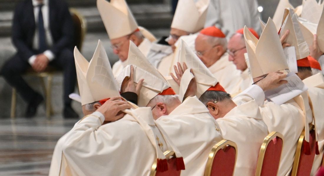 Cardeais discutem divisões na Igreja em último dia de reuniões pré-conclave