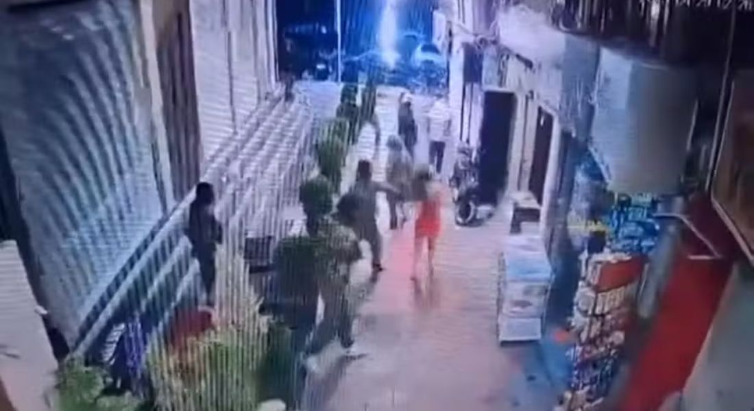 "Corredor polonês": Câmeras flagram homens armados agredindo jovens em boate na Síria
