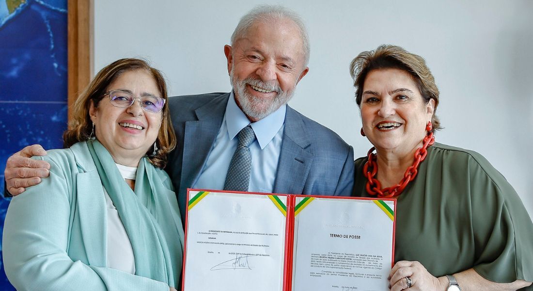 Presidente Lula ladeado por Cida Gonçalves e a nova ministra, Márcia Lopes