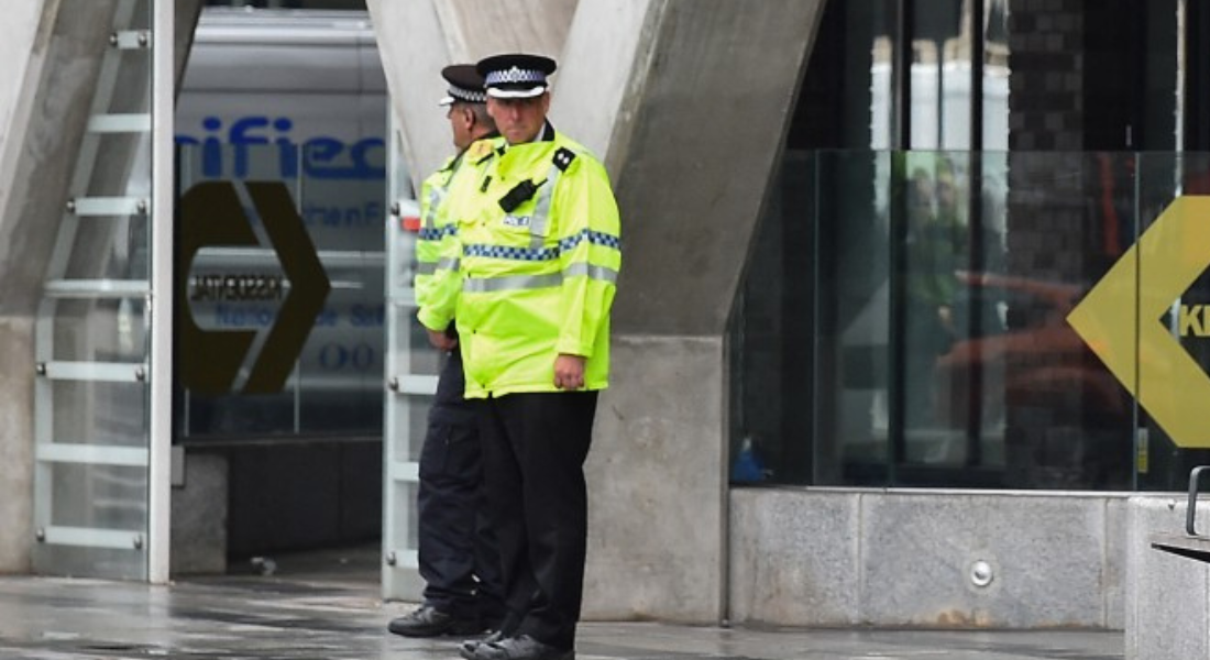 Policiais montam guarda em frente ao Tribunal de Magistrados de Liverpool, em Liverpool, onde Pau Doyle depôs
