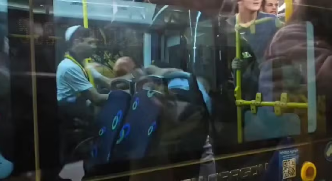 Sob gritos de 'morte aos árabes', torcedores israelenses agridem motoristas palestinos; vídeo