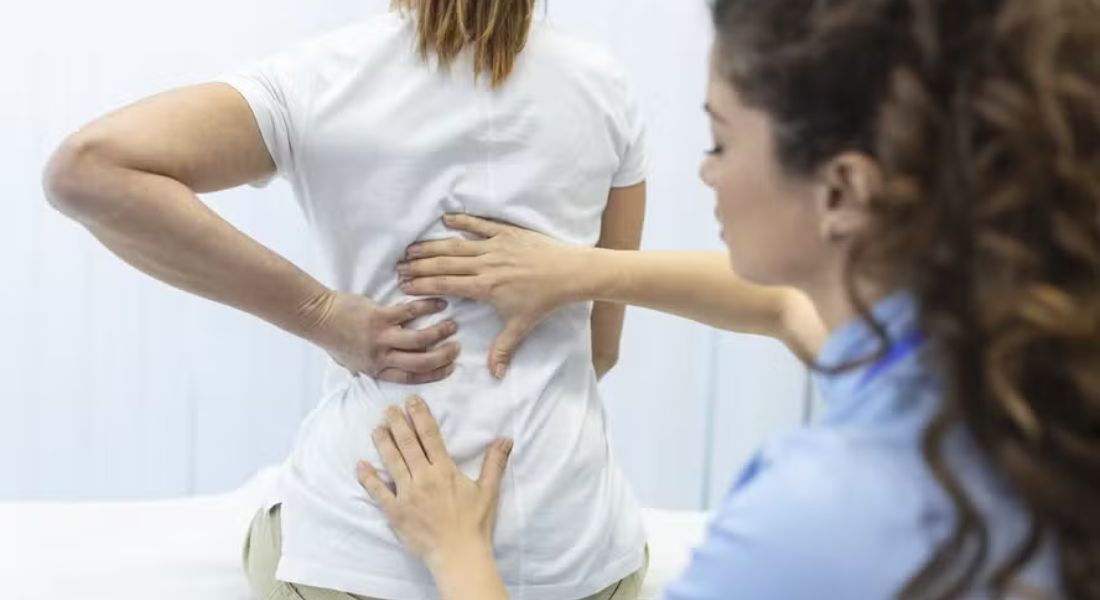 Por que algumas pessoas ficam com as costas curvadas à medida que envelhecem e como evitar?